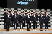 後列左からHIKARU、JO、K、TAKI、NICHOLAS、EJ、JUNWON、FUMA。前列左からYEJUN、HAYATE、GAKU、HARUA、MAKI、MINHYUNG、YUMA。