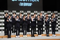 後列左からHIKARU、JO、K、TAKI、NICHOLAS、EJ、JUNWON、FUMA。前列左からYEJUN、HAYATE、GAKU、HARUA、MAKI、MINHYUNG、YUMA。