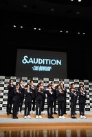 後列左からHIKARU、JO、K、TAKI、NICHOLAS、EJ、JUNWON、FUMA。前列左からYEJUN、HAYATE、GAKU、HARUA、MAKI、MINHYUNG、YUMA。