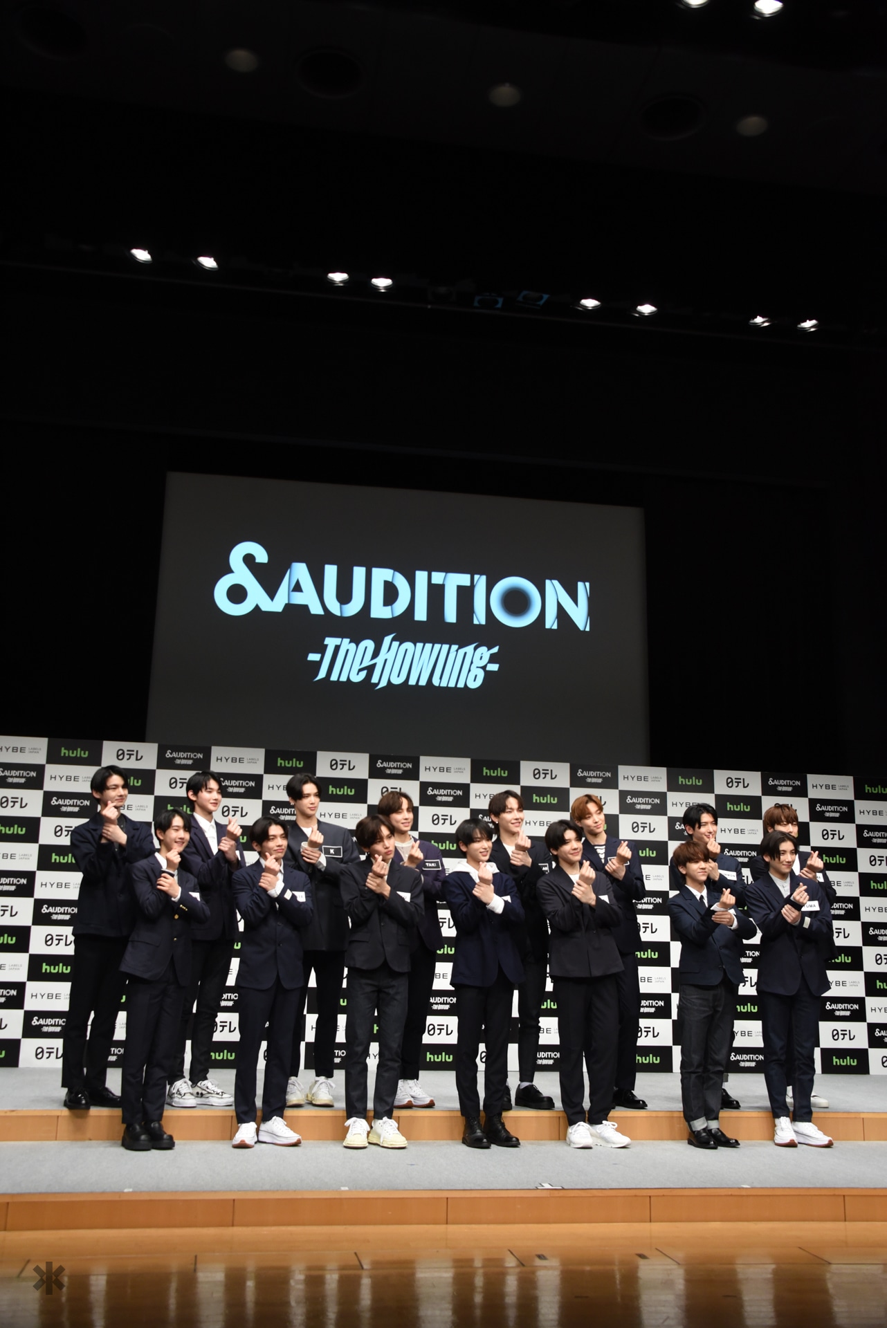 後列左からHIKARU、JO、K、TAKI、NICHOLAS、EJ、JUNWON、FUMA。前列左からYEJUN、HAYATE、GAKU、HARUA、MAKI、MINHYUNG、YUMA。