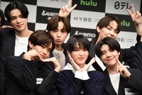 上段左からK、TAKI、NICHOLAS。下段左からGAKU、HARUA、MAKI。