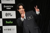 ダブルピースを決めて退場するK。