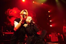 「HONEY」を歌う山中拓也（THE ORAL CIGARETTES）とHYDE。（撮影：石川浩章）