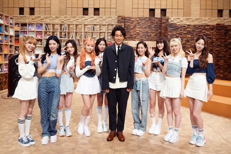 「SONGS」より、NiziUと大泉洋。（写真提供：NHK）