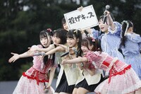 「イコノイジョイ沼」の曲中に投げキッスをするメンバーたち。