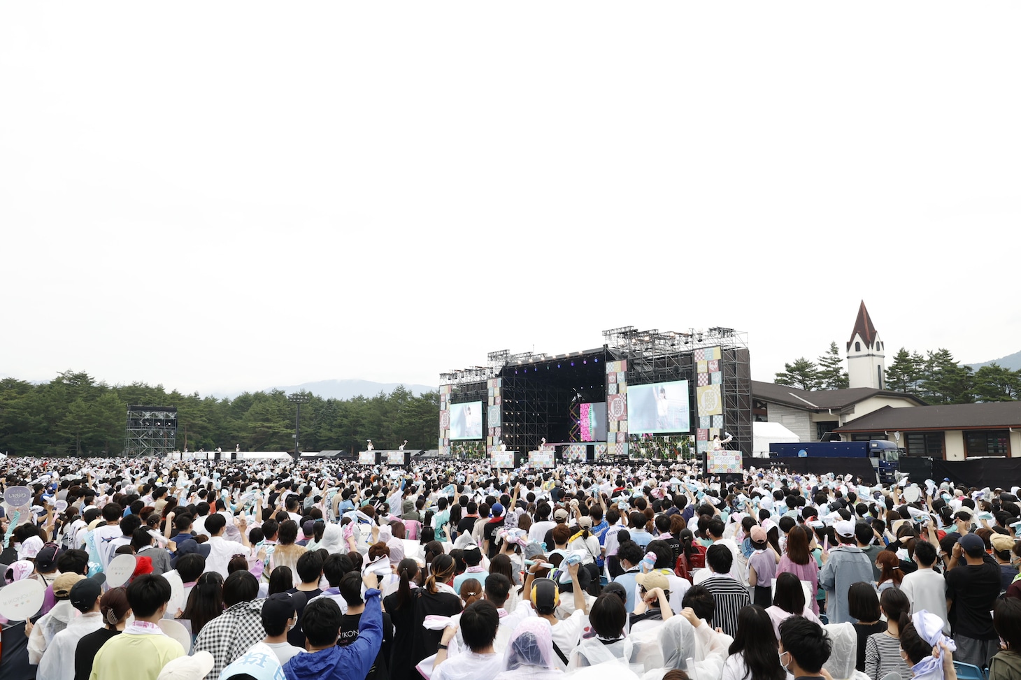 「クルクルかき氷」を披露する＝LOVEと≠ME。(c)YOANI