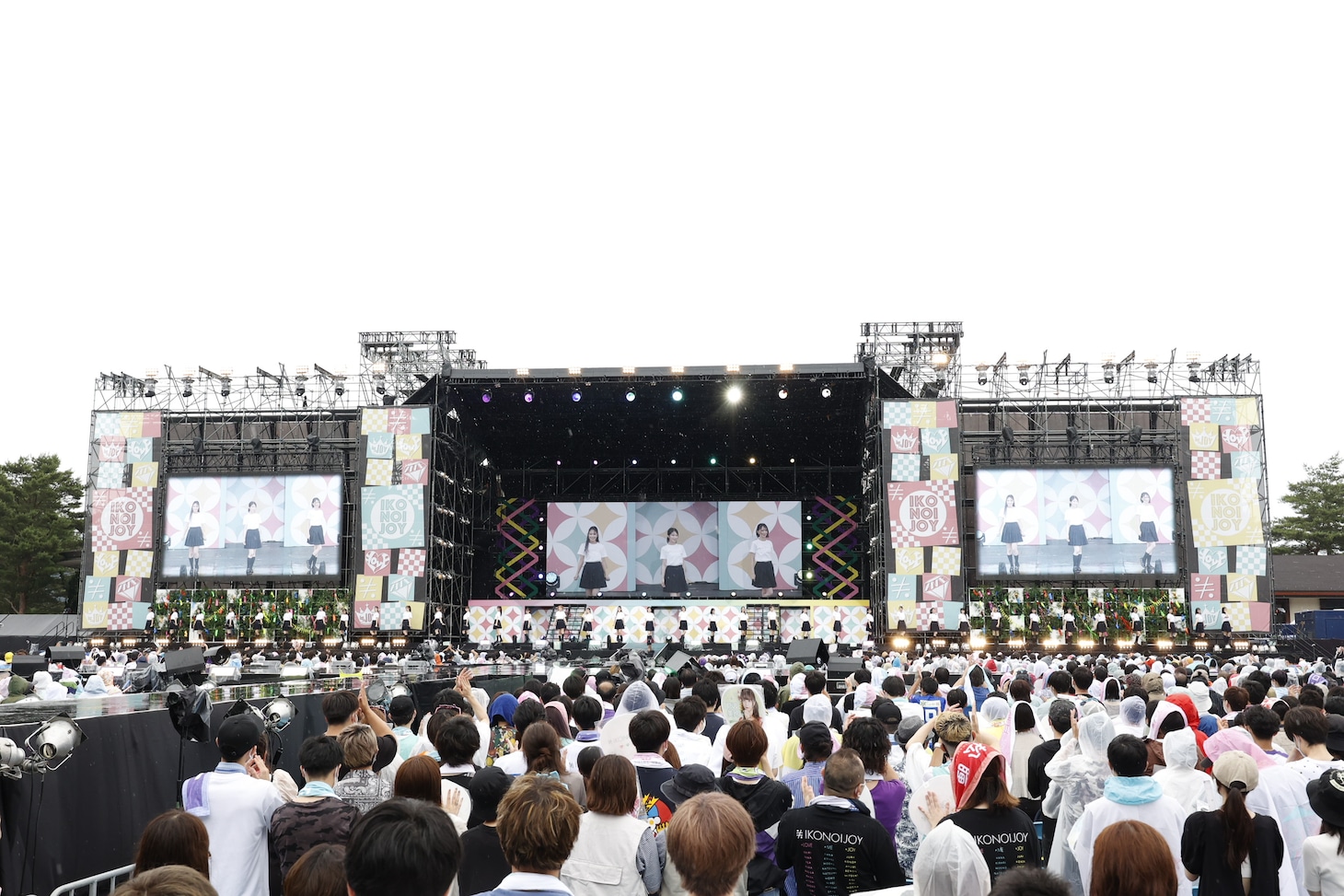 「夏祭り恋慕う」を披露する＝LOVE、≠ME、≒JOY。(c)YOANI