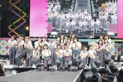 「ウィークエンドシトロン」を披露する＝LOVEと≠ME。(c)YOANI