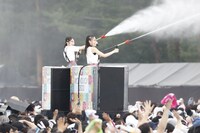 トロッコの上から放水銃で水を撒くメンバーたち。(c)YOANI