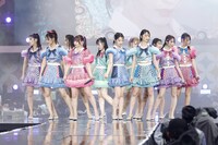 「あの子コンプレックス」を披露する＝LOVE。(c)YOANI