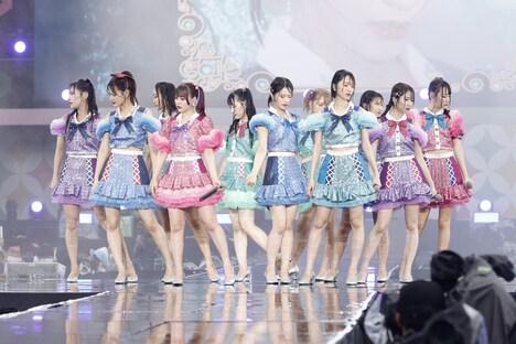 「あの子コンプレックス」を披露する＝LOVE。(c)YOANI