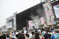 「ウィークエンドシトロン」を披露する＝LOVEと≠ME。(c)YOANI