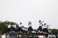 「いらない ツインテール」を披露する＝LOVE、≠ME、≒JOY。(c)YOANI