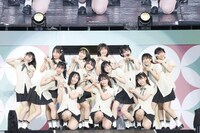 初のオリジナル曲「≒JOY」を初披露する≒JOY。(c)YOANI