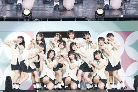 初のオリジナル曲「≒JOY」を初披露する≒JOY。(c)YOANI