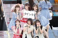 「イコノイジョイ沼」の曲中にウインクをするメンバーたち。