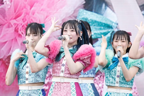 「てゆーか、みるてんって何？」を歌う本田珠由記（中央）。(c)YOANI