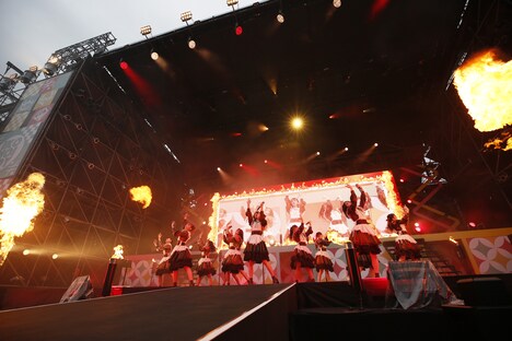 ≠MEの楽曲「チョコレートメランコリー」を披露する＝LOVE。