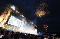 「まほろばアスタリスク」の曲中、夜空に打ち上がった花火。(c)YOANI