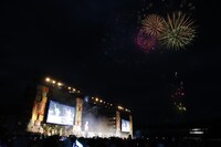 「まほろばアスタリスク」の曲中、夜空に打ち上がった花火。(c)YOANI