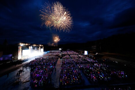 「まほろばアスタリスク」の曲中、夜空に打ち上がった花火。(c)YOANI