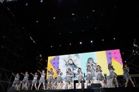 新曲「す、好きじゃない！」を披露する≠ME。