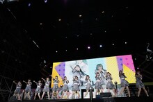 新曲「す、好きじゃない！」を披露する≠ME。