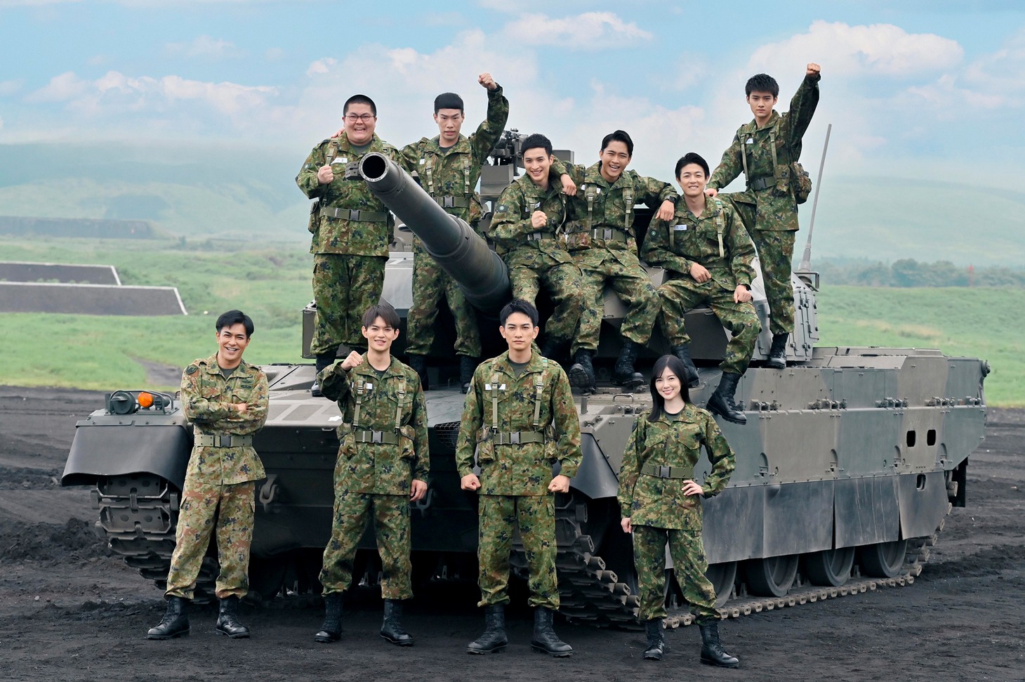 10式戦車と共に写真に収まる「テッパチ！」キャスト。(c)フジテレビ