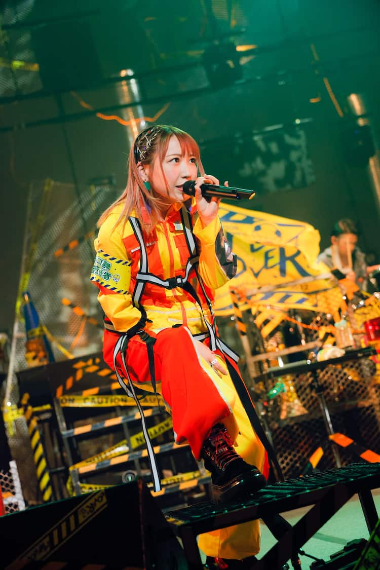 ツナギ姿の夏川椎菜が工事現場で熱唱！ヒヨコ群率いて夢いっぱいの未来 夏川椎菜 ヒヨコ群ブレード 3点セット