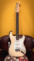 Gyoshiの愛用ギター「Fender USA Stratocaster American Standard」。