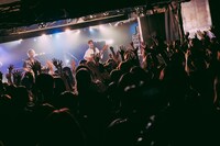 リアクション ザ ブッタ「『虹を呼ぶ』 Release Tour ～ツアーに来い来い、あなたの恋～」最終公演の様子。（撮影：西長勲）