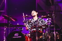 藤原“34才”広明（Dr）（撮影：青木カズロー）