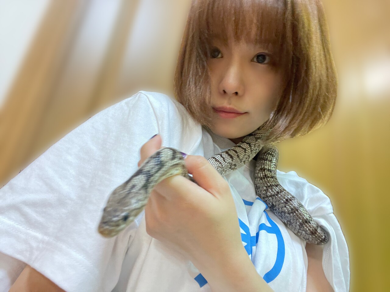 愛美に巻き付くアニー。