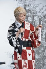 「猫アレルギー治りますように」と書いた短冊を披露するHYDE。（Photo by Kayoko Yamamoto）