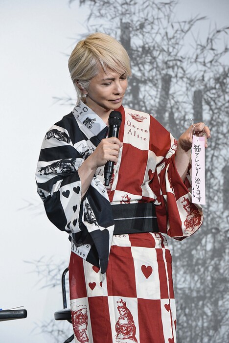 「猫アレルギー治りますように」と書いた短冊を披露するHYDE。（Photo by Kayoko Yamamoto）