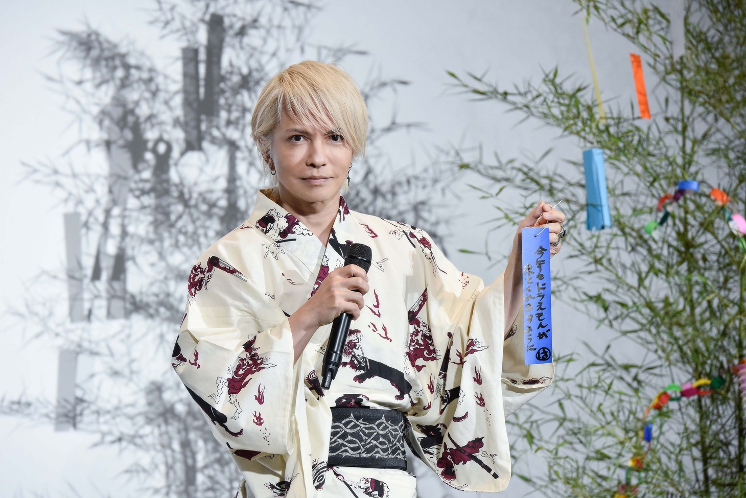 「今年もドラえもんが来てくれますように」と書いた短冊を掲げるHYDE。（Photo by Kayoko Yamamoto）
