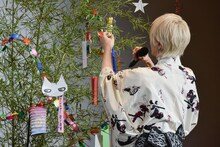 笹の葉に短冊をかけるHYDE。（Photo by Kayoko Yamamoto）