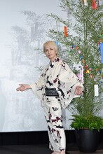 浴衣姿でポーズを決めるHYDE。（Photo by Kayoko Yamamoto）