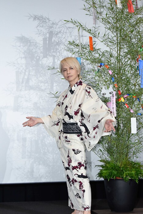 浴衣姿でポーズを決めるHYDE。（Photo by Kayoko Yamamoto）