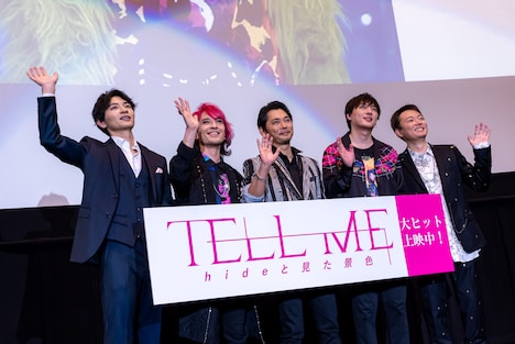 映画「TELL ME ~hideと見た景色~」初日舞台挨拶の様子。