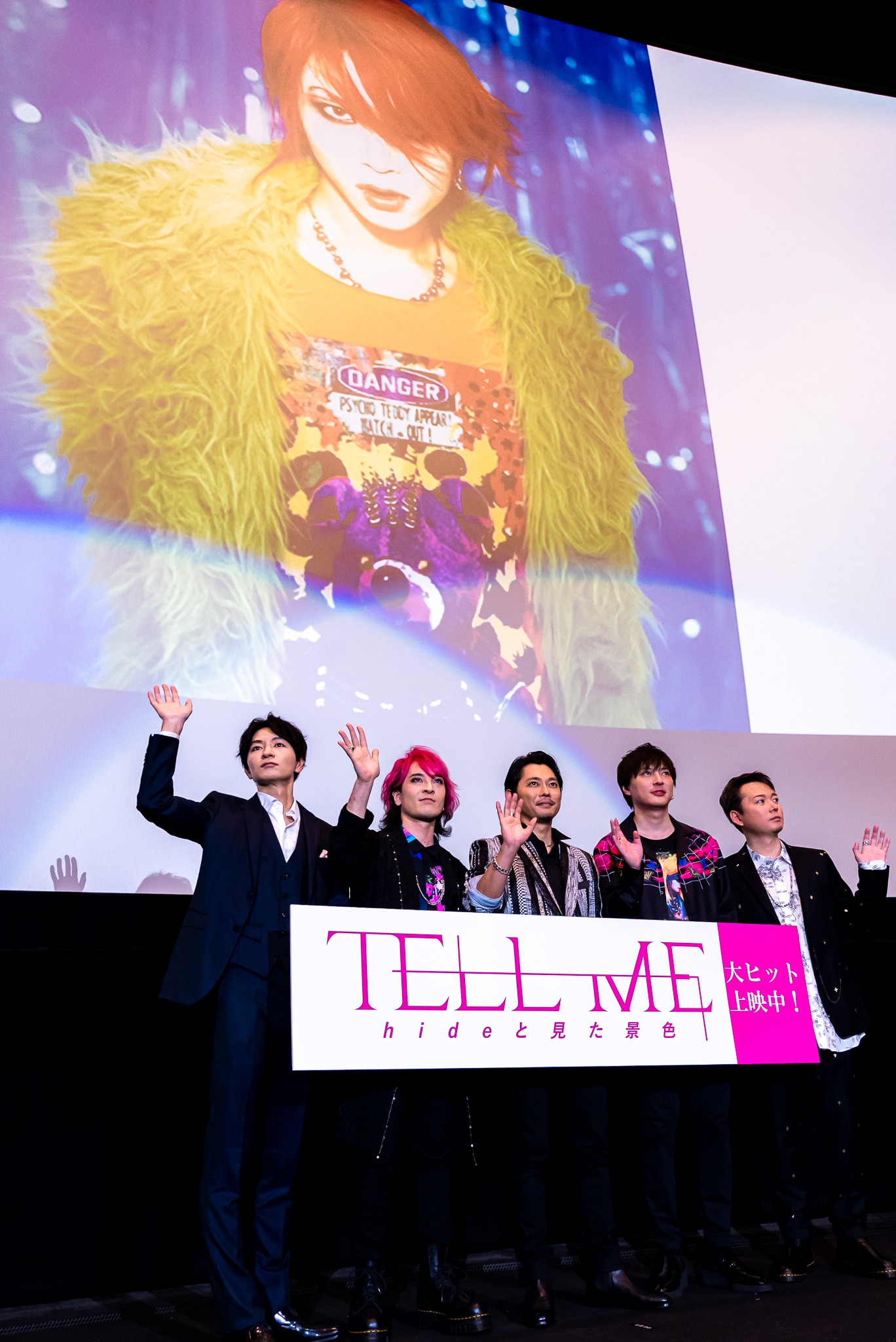 映画「TELL ME ～hideと見た景色～」初日舞台挨拶の様子。