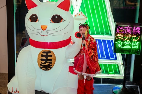 招き猫と詩羽（水曜日のカンパネラ）。