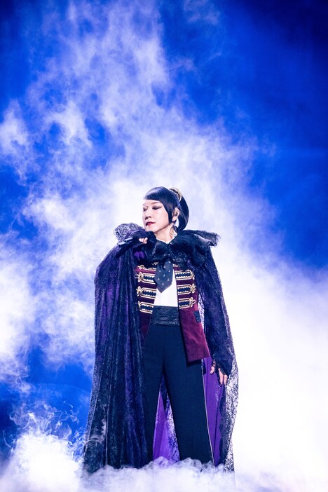 オープニングでの松任谷由実。