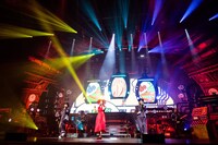 コーラスの2人と横並びになって踊る松任谷由実。（撮影：田中聖太郎）