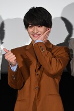 「公式の“モエカレポーズ”です！」と自身考案のポーズを披露するも、司会者に「まだ非公式だそうです」と注意されてしまった浮所飛貴（美 少年 / ジャニーズJr.）。