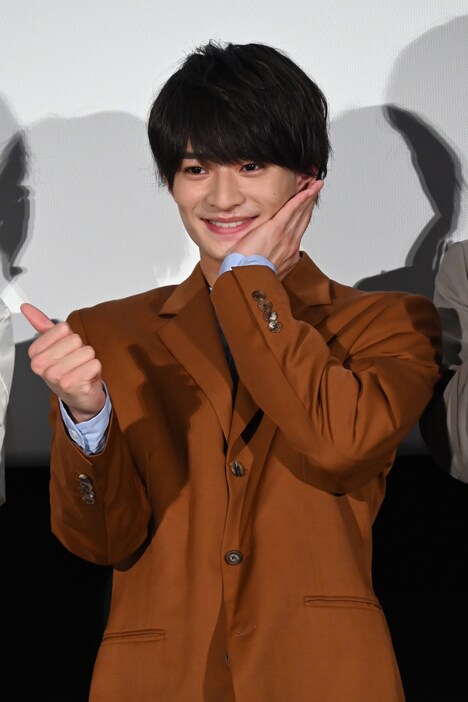 「公式の“モエカレポーズ”です！」と自身考案のポーズを披露するも、司会者に「まだ非公式だそうです」と注意されてしまった浮所飛貴（美 少年 / ジャニーズJr.）。