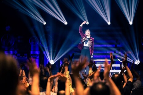 客電が灯り明るくなった客席に手を振る松任谷由実。（撮影：田中聖太郎）