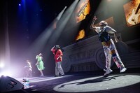 「でかどんでん」を披露する真山りか、中山莉子、柏木ひなた、風見和香（左から）。