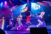 「でかどんでん」を披露する真山りか、中山莉子、柏木ひなた、風見和香（左から）。