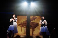 「約束」をデュエットする小林歌穂（左）と小久保柚乃（右）。